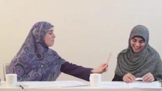 Două musulmane au stârnit furie pe internet, după ce au publicat un video în care ÎNCURAJEAZĂ VIOLENŢA DOMESTICĂ