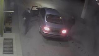 Jaf ca-n filme la Rucăr, surprins de camerele de supraveghere! Numerele ascunse la maşină, cagule pe cap şi 75 de secunde pentru a da lovitura! (VIDEO)