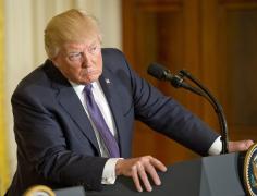 Gafă de proporţii făcută de Donald Trump, în timp ce povestea cum a decis să bombardeze, acum o săptămână, Siria (VIDEO)