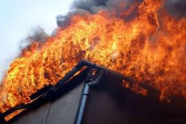 Încendiu de proporții la Bacău, autoritățile au trimis o mică armată: 9 autospeciale de intervenţie, cu 35 de pompieri militari. Localitățile invecinate au trimis și ele ajutor