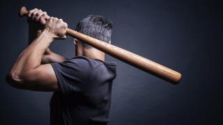 Strigăte de ajutor într-un cartier reșițean. Un tată groaznic își bătea fiul cu bâta de baseball și striga: "Eu te-am făcut, eu te omor"