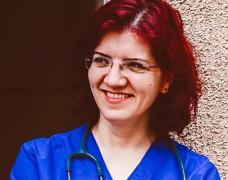 O doctoriță din Bistrița, medic pediatru, și-a câștigat în Justiție dreptul de a fi reangajată. Instanța a decis că a fost dată afară abuziv