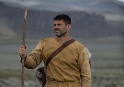 OMUL CAVERNELOR există: Un bărbat îşi pune copiii să vâneze cu arcul şi poartă haine din piei de animale