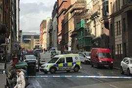 Un bărbat ŞI-A TĂIAT GÂTUL în faţa trecătorilor de pe o stradă aglomerată