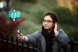 Nu te poţi decide ce selfie-uri să postezi online? Întreabă-i pe cei din jur. Experţii explică de ce e mai bun sfatul altora