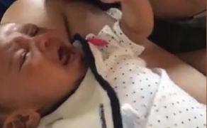 Un băieţel a devenit viral pe internet după ce a venit cu un plan inedit pentru a-şi calma surioara care plângea