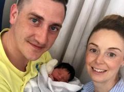 La numai 11 luni are un păr atât de voluminos, încât nu poate trece neobservată. Faceţi cunoştinţă cu fetiţa care a uimit întreaga lume