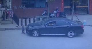 Imagini ŞOCANTE: Un băieţel a fost LOVIT ÎN PLIN de o maşină, dar a supravieţuit VIDEO