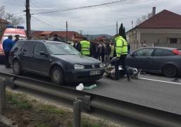 Bihorean lovit brutal de DOUĂ mașini, după ce și-a forțat norocul conducând un scuter fără permis, fără cască și fără să dea prioritate