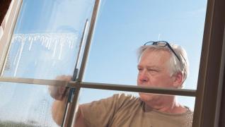 Curățenia de Paște face victime la Botoșani. Un bărbat, pe care soția l-a pus să spele geamurile, A CĂZUT ÎN CAP de la balcon