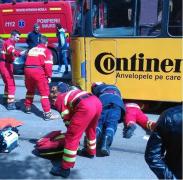 Tânăra LOVITĂ DE TRAMVAI, la Timișoara. Pompierii au scos-o cu greu de sub roțile mijlocului de transport