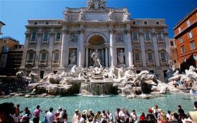 Fontana di Trevi produce anual 1,5 milioane de dolari, în monede și alte obiecte pe care turiștii le aruncă în apă