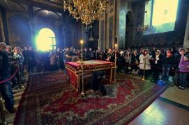 Vinerea Mare, zi de mare doliu a întregii creștinătăți. Ce trebuie să facă în această seară orice bun creștin. LIVE DE LA ROMA