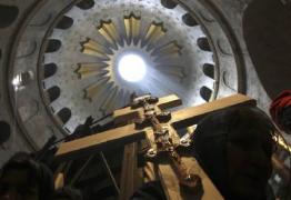 (VIDEO) A început procesiunea Focului Sfânt la Ierusalim. Credincioșii înconjoară cu lumânări biserica și mormântul lui Iisus