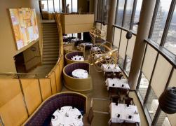 MOARTE BIZARĂ: Un băieţel şi-a PRINS CAPUL între un zid şi o masă dintr-un restaurant rotativ