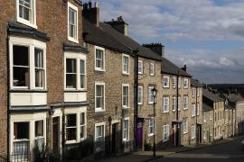 Imagini ŞOCANTE: O femeie și-a văzut casa invadată de gunoaie, de la vecinii de deasupra