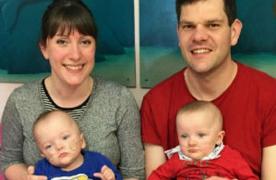 EMOŢIONANT: reacția unui bebeluş GRAV BOLNAV care şi-a văzut fratele geamăn, de care a fost despărțit timp de un an