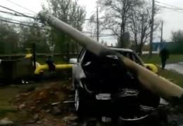 Accident grav în Baia Mare: Un bărbat a ZBURAT cu maşina peste un sens giratoriu şi s-a IZBIT VIOLENT de un stâlp FOTO