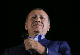 Erdogan își anunță victoria în referendumul constituțional din Turcia care-i dă puteri sporite. Opoziția contestă votul și a ieșit în stradă