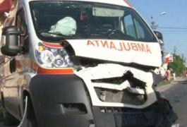 Accident în Bacău: Un taxi a fost LOVIT de o AMBULANŢĂ care NU  a acordat prioritate