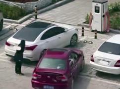 De câţi oameni este nevoie pentru a parca o maşină? Tentativa de parcare a unui şofer a devenit virală pe internet VIDEO