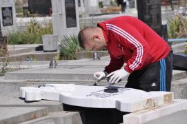O fetiţă de 11 ani A MURIT în timp ce se juca într-un CIMITIR din Braşov. A CĂZUT O CRUCE IMENSĂ PESTE EA!
