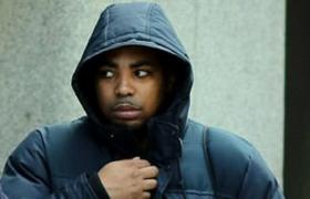 Un bărbat a AMENINŢAT  o femeie că o ÎNJUNGHIE în burtă şi o stropeşte cu ACID, dacă nu AVORTEAZĂ