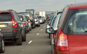 Atenţie, ŞOFERI! Traficul între Râşnov şi Poiana Braşov este BLOCAT, din cauza unor brazi căzuţi pe drum