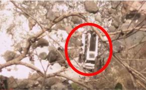 IMAGINI DRAMATICE: 44 de oameni AU MURIT, după ce un autobuz a căzut într-o PRĂPASTIE şi a ajuns într-un lac (VIDEO)