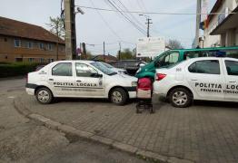 Revoluţionarul timişorean Corneliu Vaida a fost AMENDAT cu 900 de lei, după ce a postat o fotografie cu două maşini ale Poliţiei Locale parcate pe trotuar