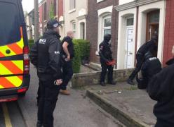 Şapte bărbaţi şi o femeie, dintre care trei români, arestaţi în Marea Britanie sub acuzaţia că aduceau femei din România pe care le obligau să se prostitueze