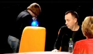 GEST ŞOCANT făcut de o jurnalistă de investigaţii. A părăsit emisiunea în timpul unui interviu la TVR! (VIDEO)