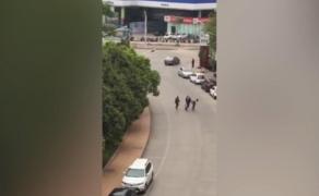 Poliţistă BĂTUTĂ CRUNT în mijlocul străzii! Au călcat-o pe cap şi i-au cărat pumni şi picioare până au desfigurat-o (VIDEO ŞOCANT)