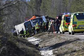 O nouă TRAGEDIE pe şosea! Un autobuz cu elevi, implicat într-un grav ACCIDENT, soldat cu trei morţi