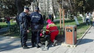 Un militar a leşinat şi s-a prăbuşit în timpul arborării drapelelor, la Ziua NATO de la Botoşani. Paramedicii au aflat care a fpst motivul (VIDEO)