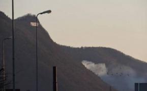 INCENDIU pe Tâmpa! Zeci de pompieri braşoveni intervin în condiţii dificile, de altitudine şi noapte (VIDEO)