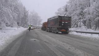 IARNĂ în aproape toată România. Vezi SITUAŢIA DRUMURILOR în zonele afectate de ninsoare şi viscol (VIDEO)