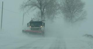 Paisprezece maşini, între care şi un microbuz cu călători, blocate pe un drum judeţean din Vaslui, din cauza viscolului