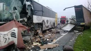 Accident spectaculos în apropiere de Saschiz. În ciuda impactului teribil, victimele au suferit doar răni uşoare