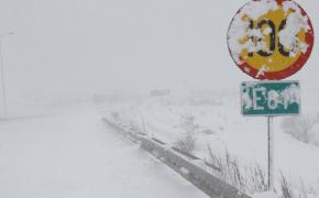 Autocar cu zeci de pasageri, RĂMAS ÎNZĂPEZIT pe un drum din Vaslui, unde şi o cisternă s-a răsturnat