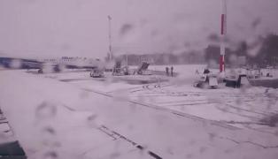 Zboruri cu întârzieri de CÂTEVA ORE, pe aeroportul din Iaşi. Unele curse au fost anulate din cauza vremii
