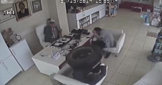 Accidentul care bate toate probabilităţile: doi bărbaţi au fost loviţi într-o clădire de o roată desprinsă de o maşină de pe stradă