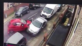 Accident TERIBIL surprins de camerele de supraveghere pe o stradă din Anglia! Impactul a fost NĂUCITOR