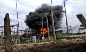 STARE DE ALERTĂ în Botoşani! INCENDIU URIAŞ, după ce trei transformatoare au loc foc în zona industrială a oraşului (VIDEO)