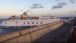 Un feribot a intrat direct în dig! Pasagerii au fost îngroziţi! VIDEO cu momentul impactului