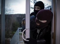 JAF ARMAT în Capitală! Un amanet din zona Unirii, PRĂDAT, în urmă cu puţin timp, de indivizi mascaţi