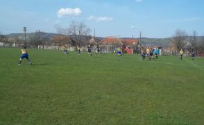 MOMENT DRAMATIC la un meci Liga a IV-a! Un fotbalist de la Crişul Aleşd s-a PRĂBUŞIT pe teren, în stop cardio-respirator