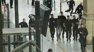 PANICĂ în Gara de Nord din Paris. Un bărbat înarmat cu un cuţit a atacat poliţiştii care asigurau paza (VIDEO)