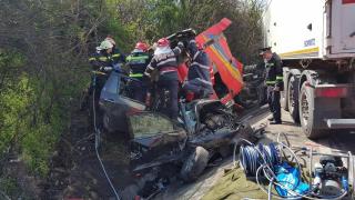 ACCIDENT CUMPLIT în Olt. CINCI morți, după ce un TIR scăpat de sub control a SPULBERAT două mașini de pe șosea. Cod roşu de intervenţie (VIDEO)