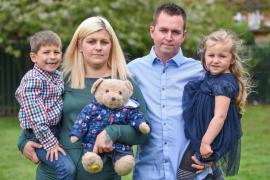 O femeie poartă peste tot CENUŞA bebeluşului său. Rămăşiţele micuţului au fost băgate într-un URSULEŢ DE PLUŞ